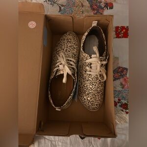 EUC Toms cheetah print sneakers size 8